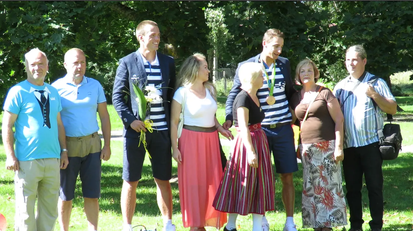 Sindi tunnustas olümpiasangareid Allar Rajar ja Sten-Erik Andersoni.
