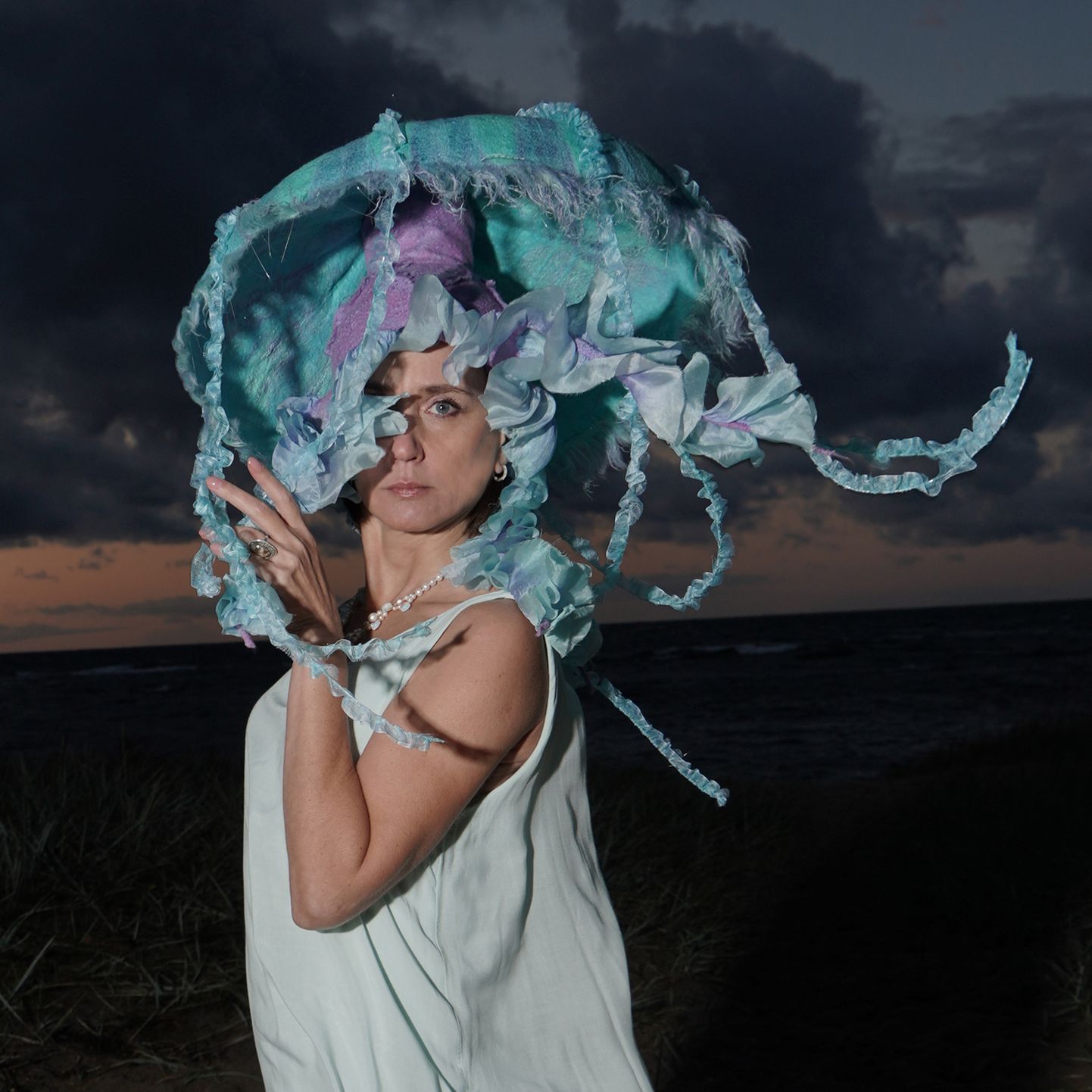 Конкурсная работа «Шляпа-медуза», которая еще и светится в темноте благодаря 
внедренному источнику света и оптоволоконным нитям.