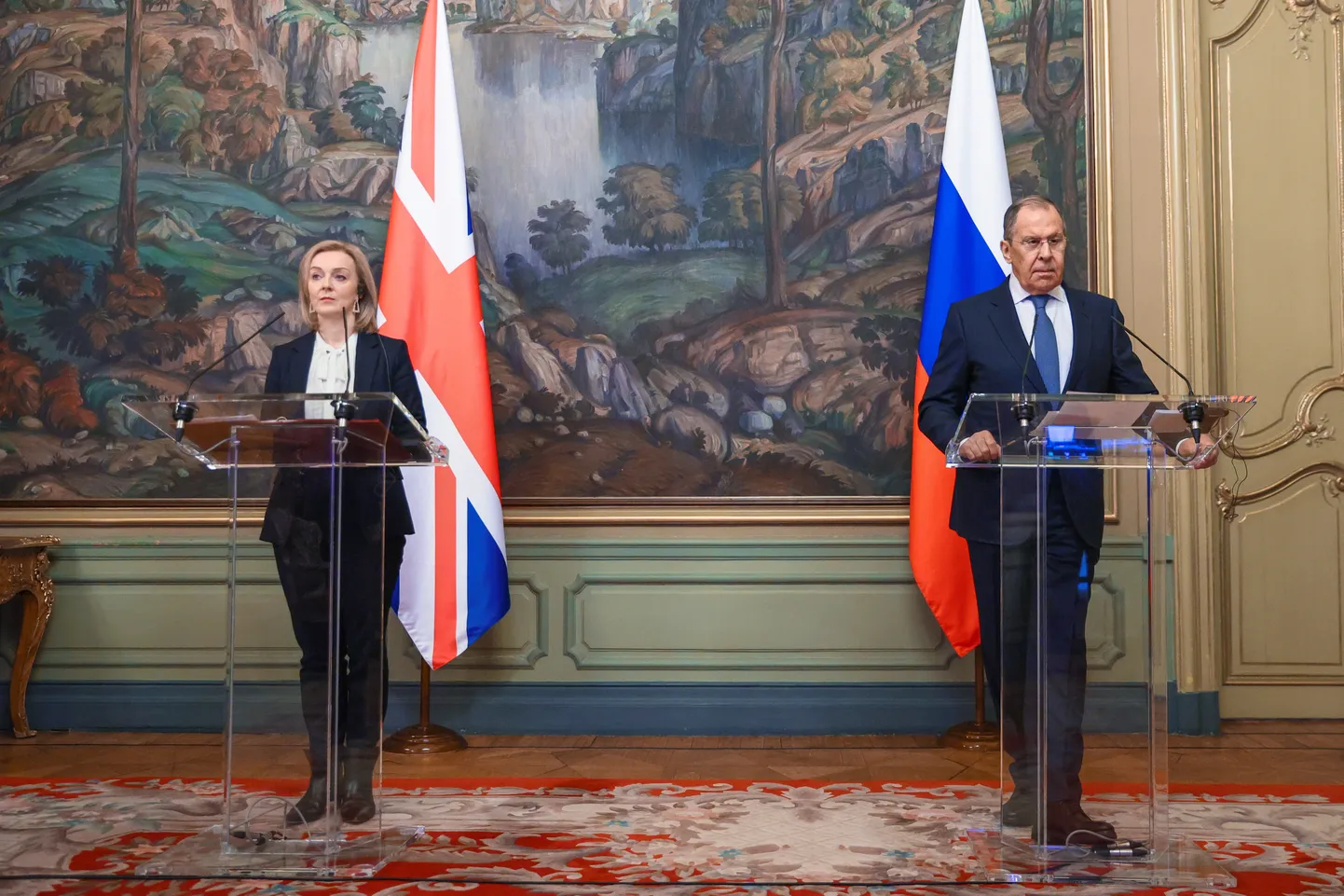 Briti välisminister Liz Truss ning Venemaa välisminister Sergei Lavrov tänasel pressikonverentsil.