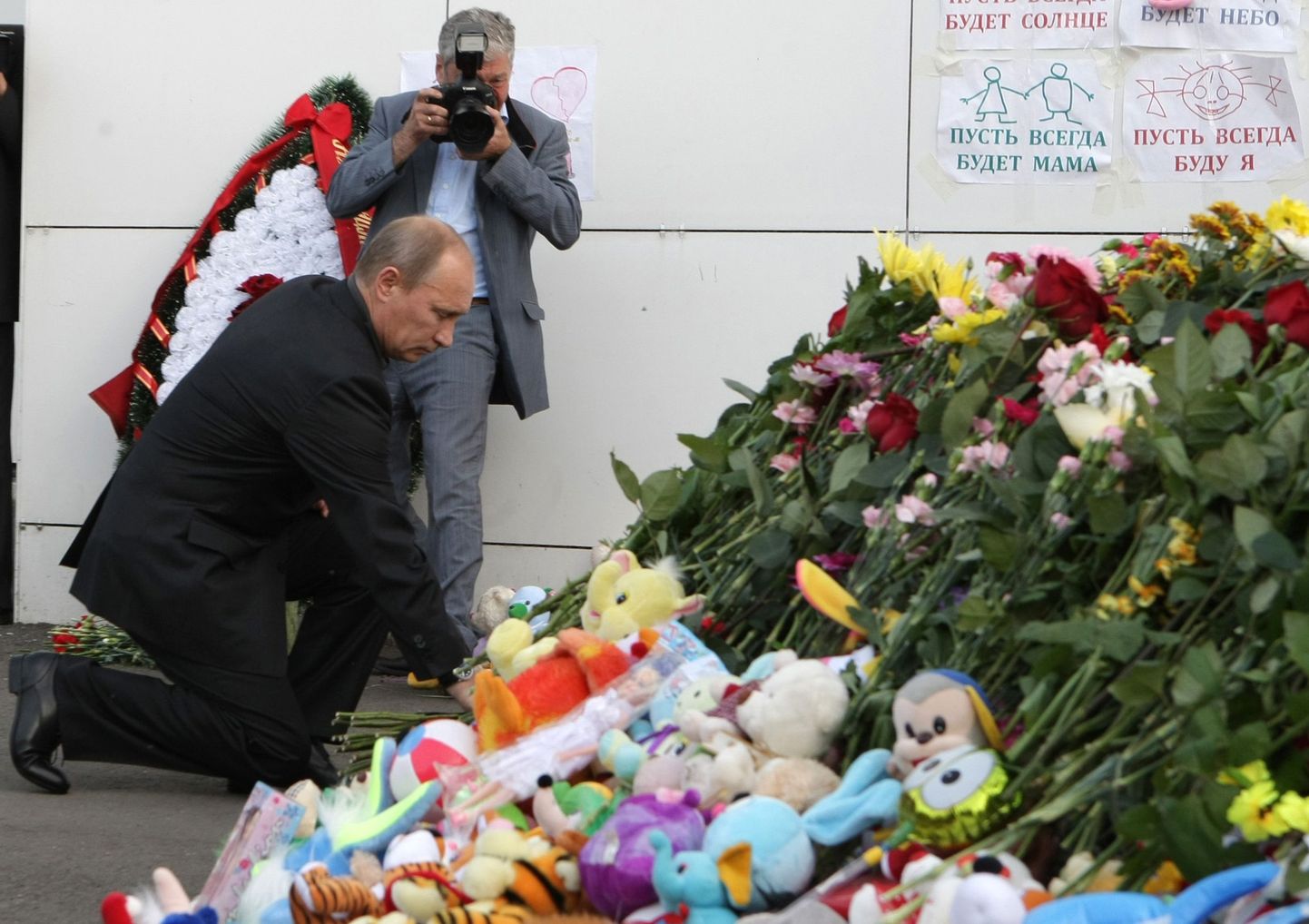 Vene peaminister Vladimir Putin käis eile Kaasanis, pannes punased roosid ohvrite mälestuseks toodud mänguasjade, küünalde ja lillede juurde sadamas.
