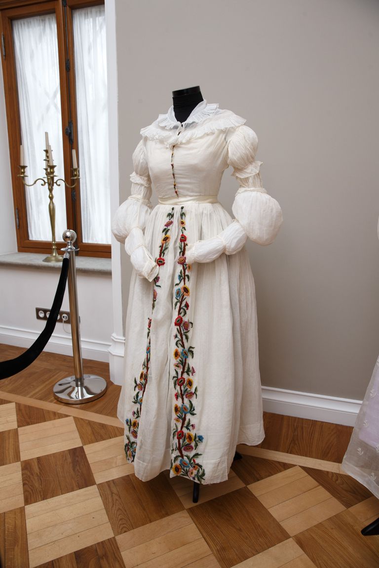 Romantiliste lillemotiividega kleit on pärit romantismiaja prantsuse daami riidekapist, ning sobis suvisele jalutuskäigule.