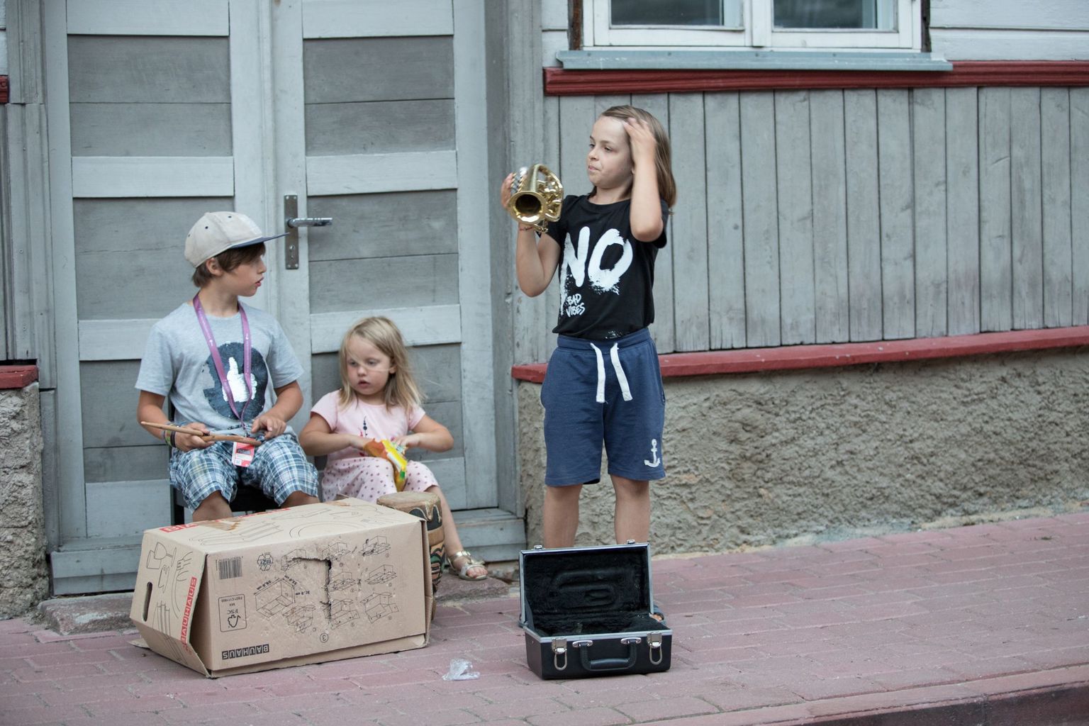 Musitseerivad lapse Viljandi pärimusmuusika festivalil.