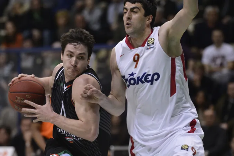 Kristjan Kangur (vasakul) 2013. aastal Siena Montepaschi särgis.