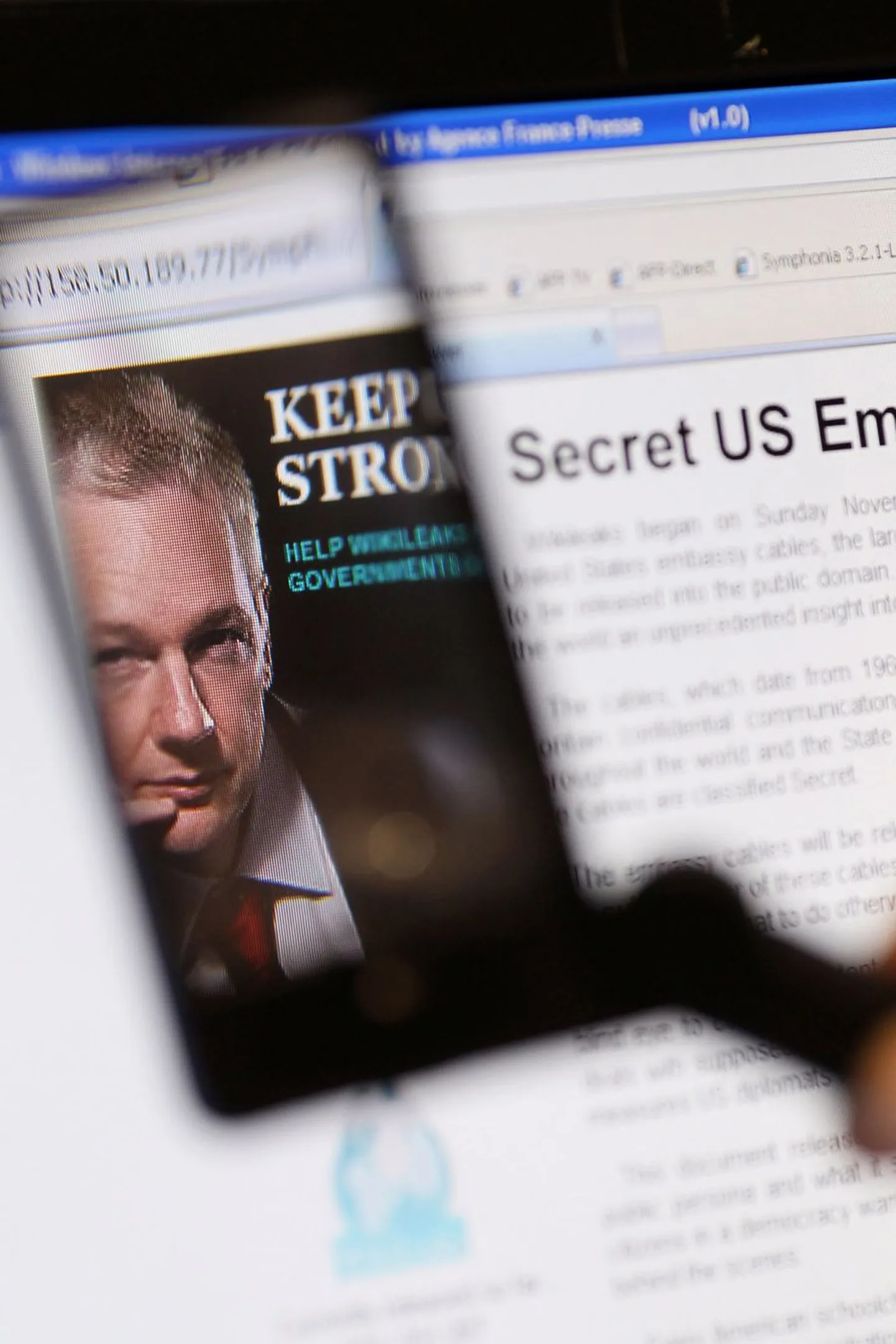 Suurendusklaasivaade Wikileaksi rajaja Julian Assange’i pildile tema veebilehel.