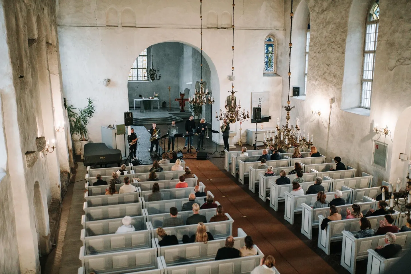 Maria Faust Sacrum Facere esines Viljandis Jaani kirikus.