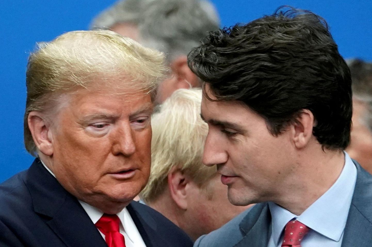 Kanada peaminister Justin Trudeau ja USA president Donald Trump on rahvusvahelistel kohtumistel korduvalt vastastikku süüdistusi esitanud. Näiteks mullusel NATO liidrite kohtumisel Londonis pakkus palju kõneainet video, kus Trudeau naljatles Trumpi jutukuse üle, mispeale süüdistas Trump teda kahepalgelisuses. 
