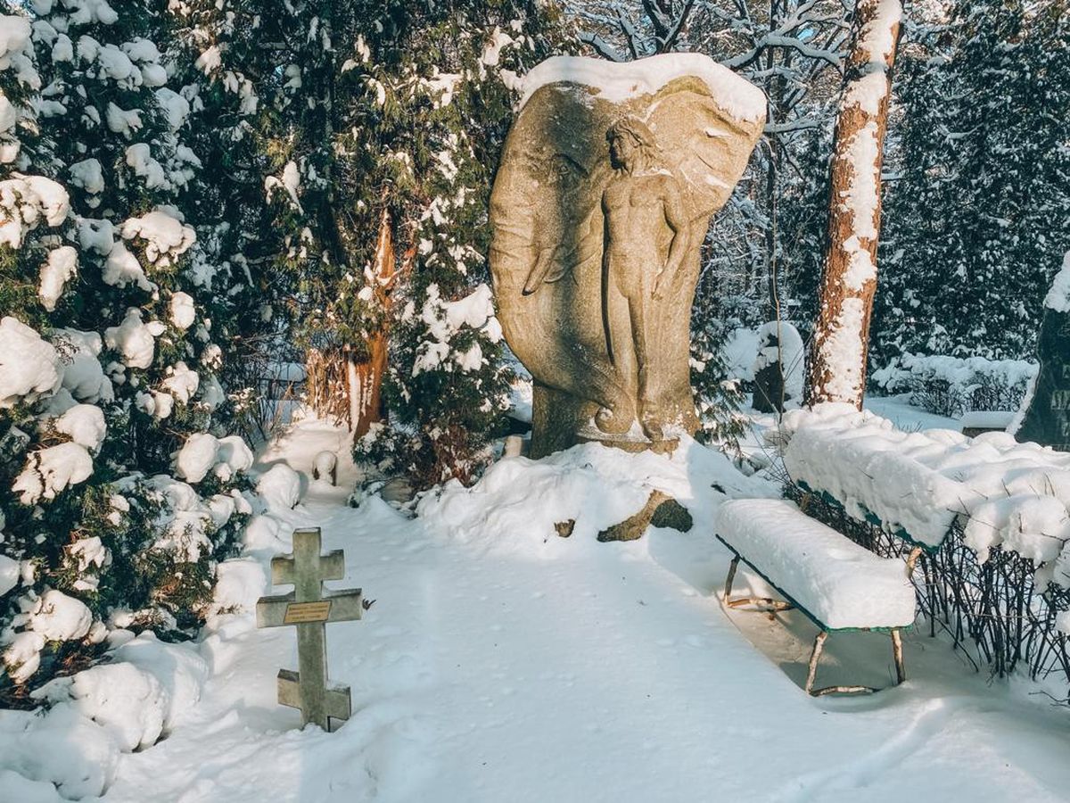 Могила дрессировщика слонов Алексея Дементьева на Рижском лесном кладбище