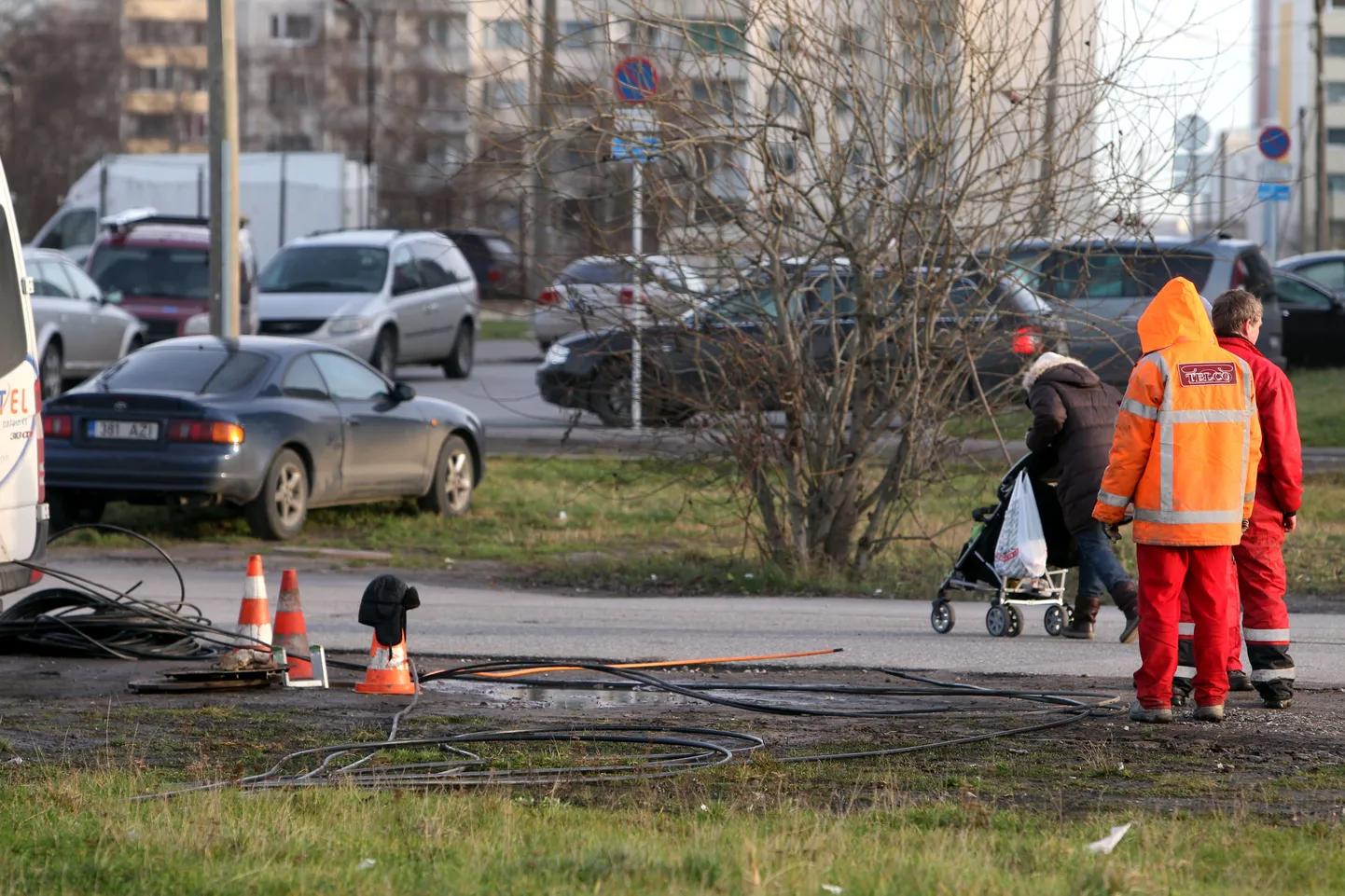 Täna varahommikul panid vargad Lasnamäel Paasiku tänava lähistel pihta sidekaabli. Pildil parandustööd.