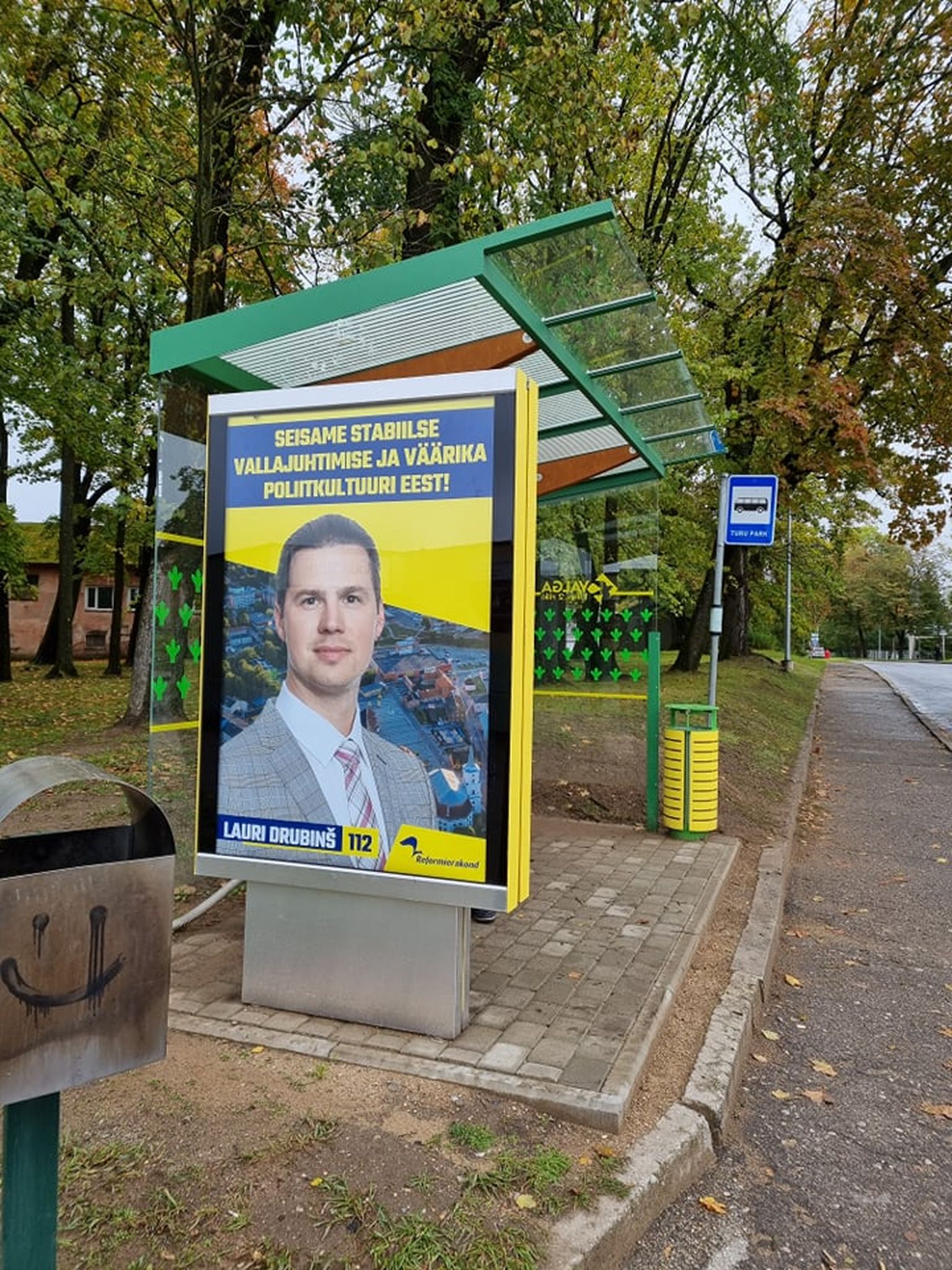 Valga vallavalitsusele kuuluv reklaampind Valga bussipeatuses, kus on Reformierakonna valimisreklaam.
