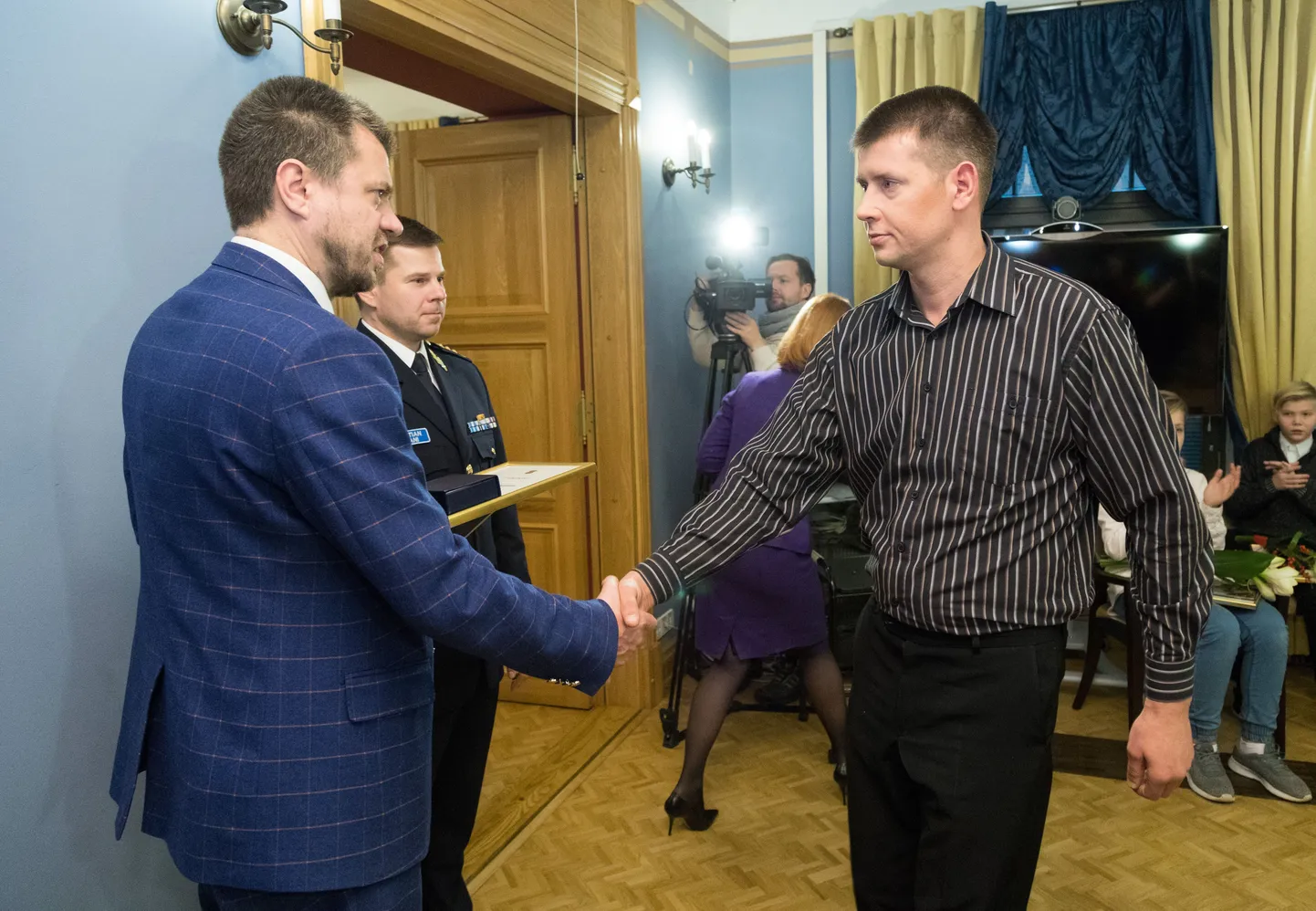 Justiitsminister andis täna Erko Tuhkanenile üle kodanikujulguse aumärgi.