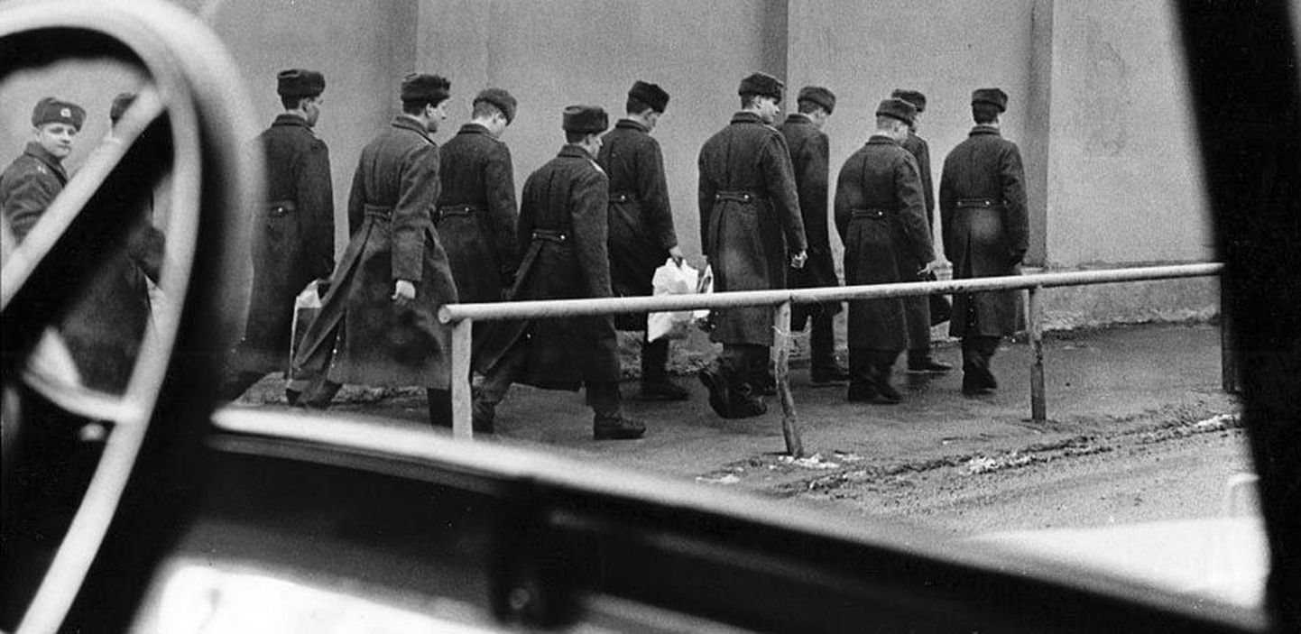 Nõukogude armee tundis end Viljandis igati koduselt, kuid nende pildistamine oli üldjuhul keelatud. Sellele salaja klõpsutatud kaadrile on püütud sõjaväelased saunast tulles Viljandis Jakobsoni tänaval märtsis 1990.