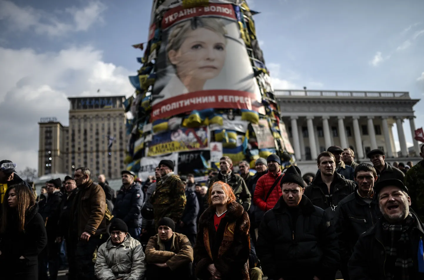 Julia Tõmošenko pilt Maidanil. Samas juures seisavad opositsiooni poolehoidjad.