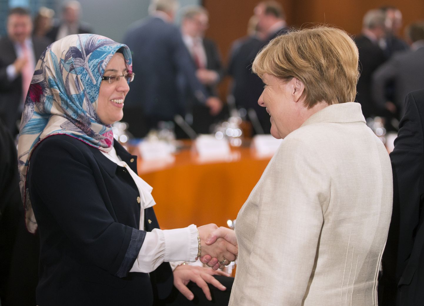 Saksamaa liidukantsler Angela Merkel surumas kätt Saksamaa mosleminõukogu peasekretäri Nurhan Soykaniga.