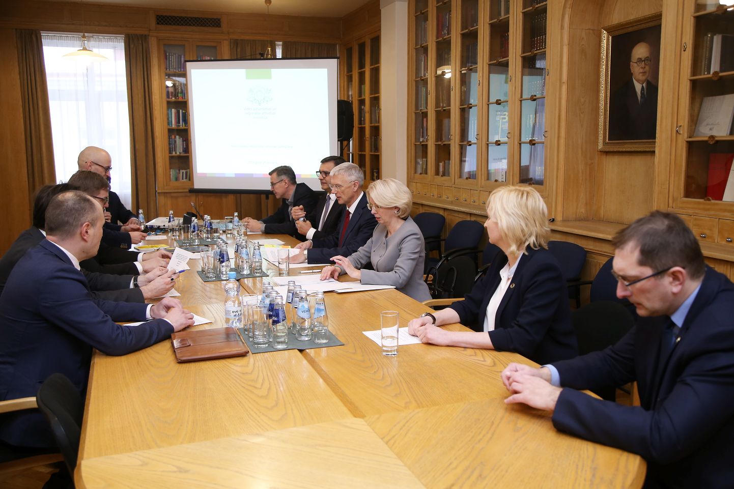 Satiksmes ministrs Tālis Linkaits (no labās), Jaunās konservatīvās partijas valdes locekle Juta Strīķe, Saeimas priekšsēdētāja Ināra Mūrniece, Ministru prezidents Krišjānis Kariņš, finanšu ministrs Jānis Reirs un "Jaunās Vienotības" Saeimas frakcijas priekšsēdētājs Ainars Latkovskis piedalās pirmajā Sadarbības sanāksmes sēdē Ministru kabinetā.