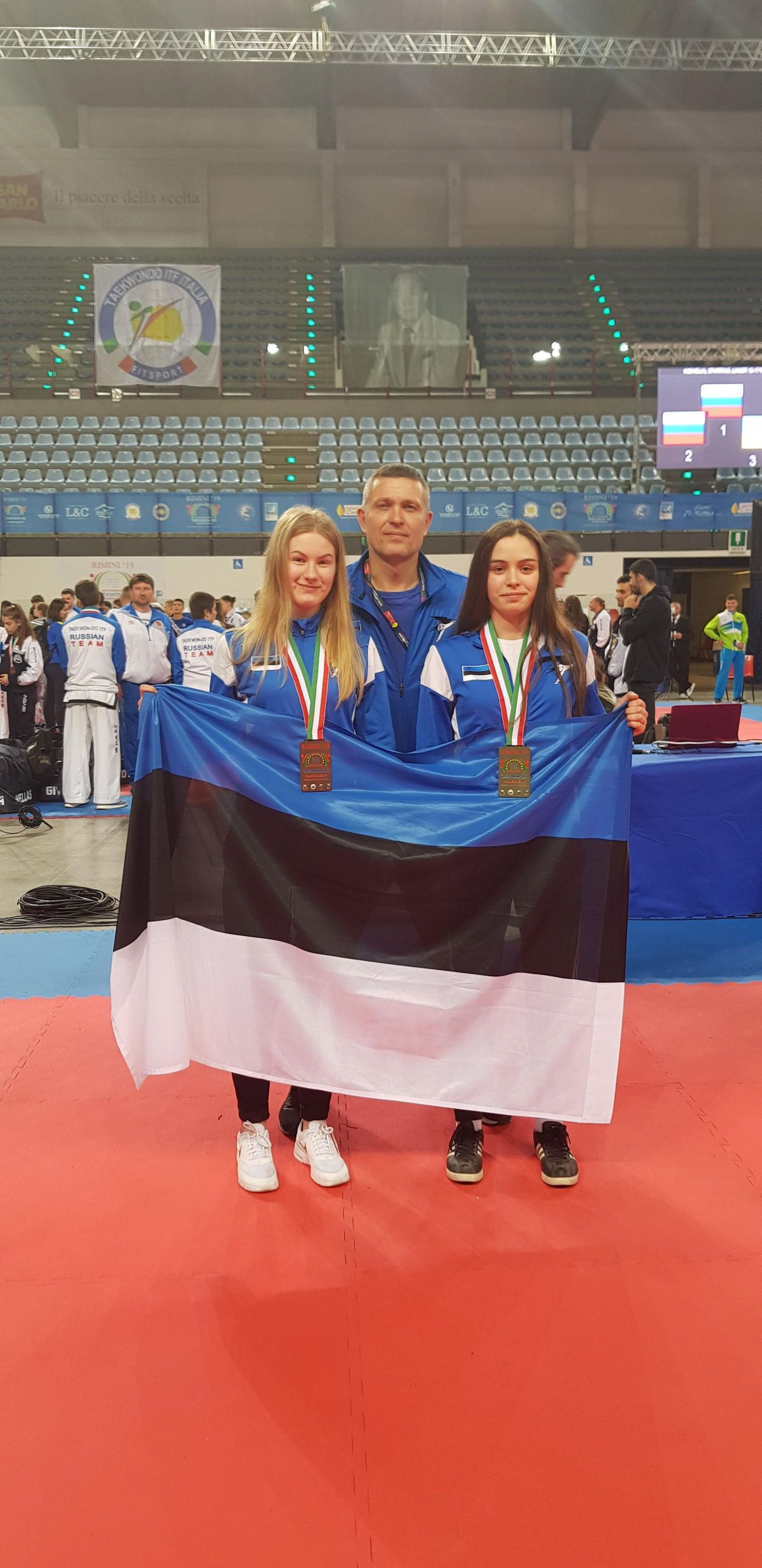 Pärnu taekwondo-klubis treeniv Kamilla Velikopolje võitis Itaalias Riminis Euroopa meistrivõistlustel kuldmedali, korrates sellega tunamullust saavutust. Anette Russ tõi Eesti koondisele kolmanda koha.