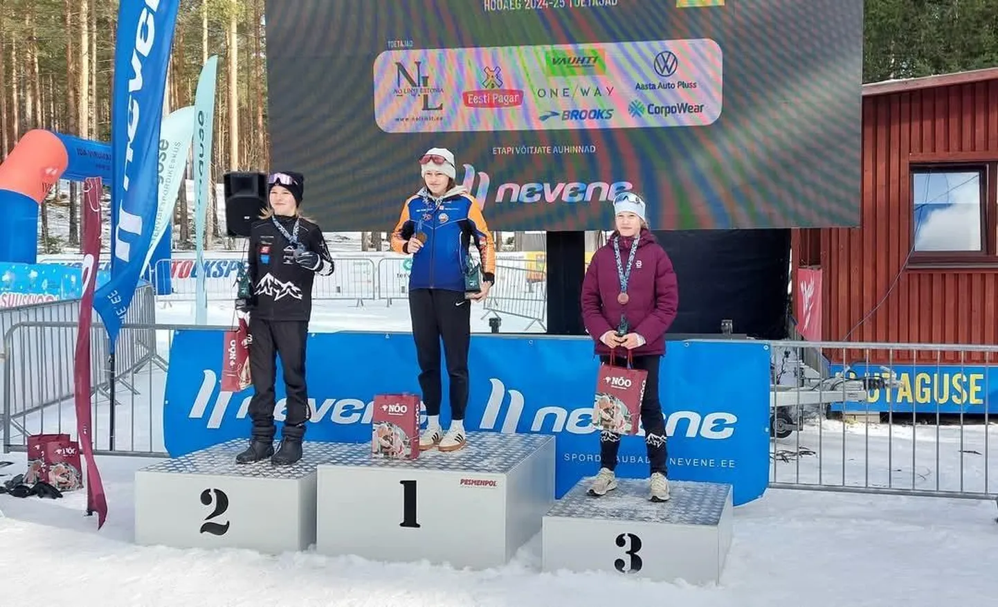 Maria-Emilia Luik (keskel) krooniti Eesti meistriks.