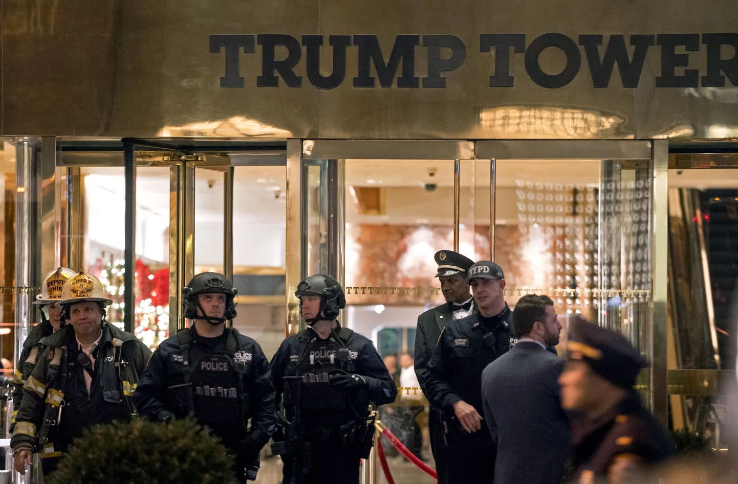 Päästetöötajad ja politseinikud Trump Toweri ees.