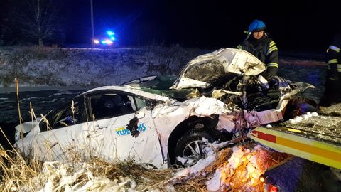 Галерея: автомобиль с женщиной и двумя детьми провалился под лед