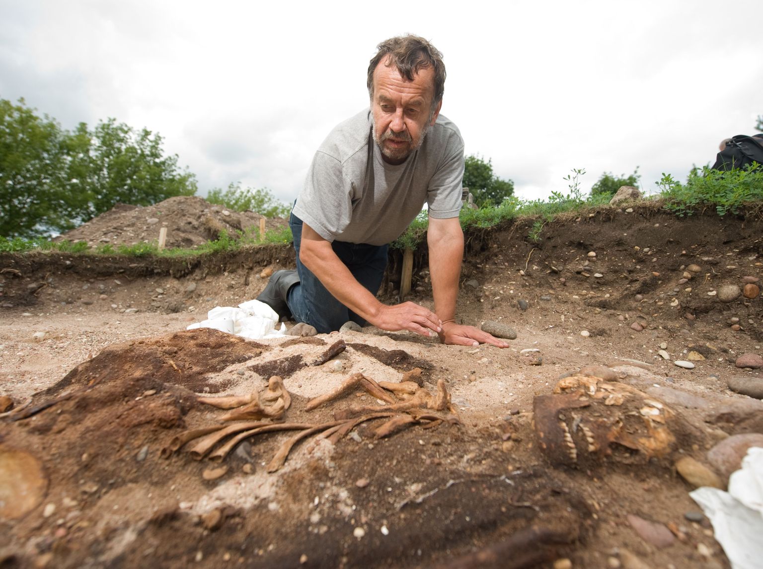 Arheoloogiadoktor Jüri Peets kaevamistel Salme külas.