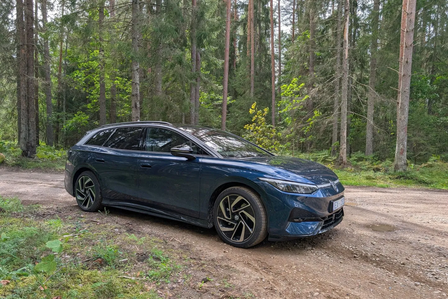 Volkswagen ID.7 Toureriga on lausa lõbus sõita Lahemaa kurvilistel teedel: esiklaasil vonkleb oranž tee äärejoon, mis näitab, kuhu suunas rada edasi kulgeb. Kuid künklikumatele kõrvalistele metsateedele keerates peab vaatama, et madal põhi maad ei kriibiks.