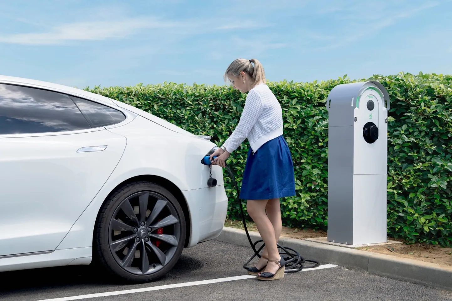 Elektriauto laadimine.