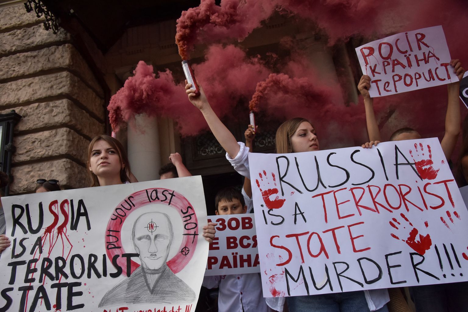 Azovstali kaitsjate lähedased nõudmas Venemaa tunnistamist terroristlikuks riigiks.