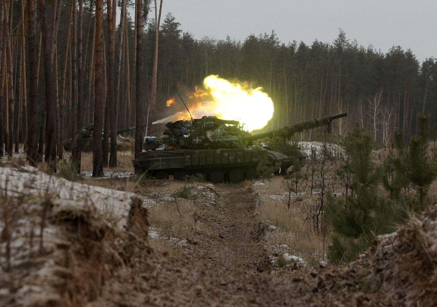 Ukraina tank tulistamas Vene positsioonide suunal Kreminna lähedal Luhanski oblastis 12. jaanuaril.