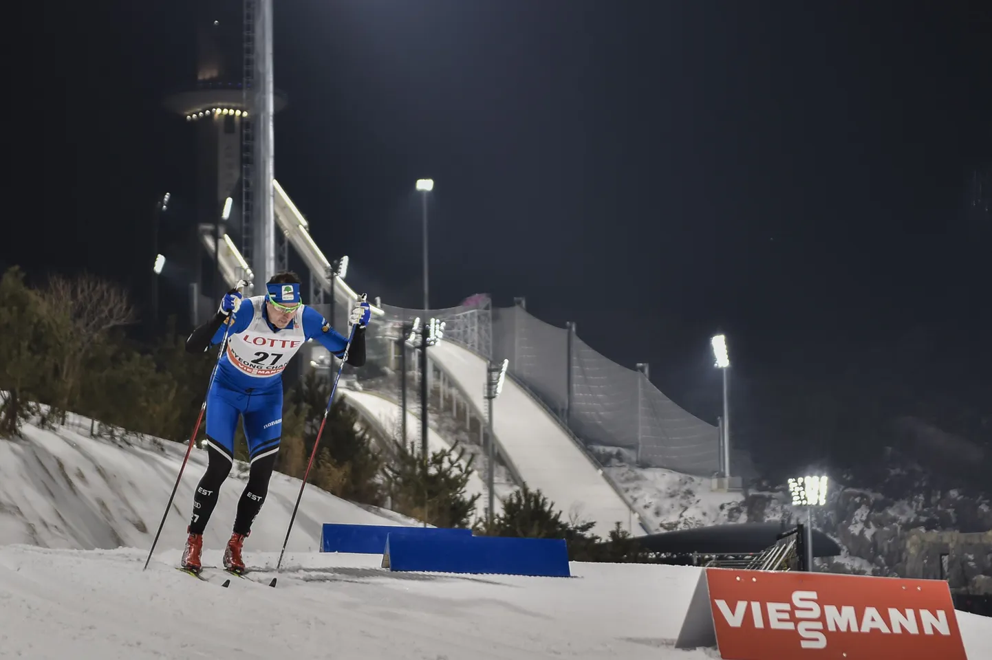 Kein Einaste sõitmas tulevasel Pyeongchangi olümpiarajal, taustal suusahüppemäel.