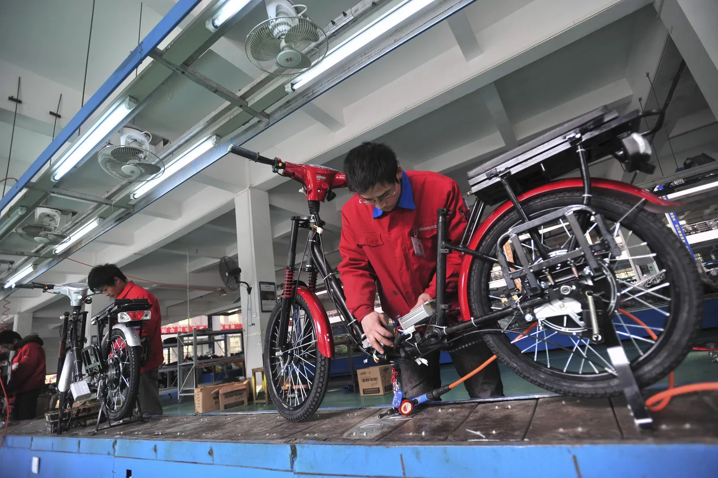 Töötajad elektriliste jalgrataste tehases Wuhanis, Hubei provintsis  Hiinas.