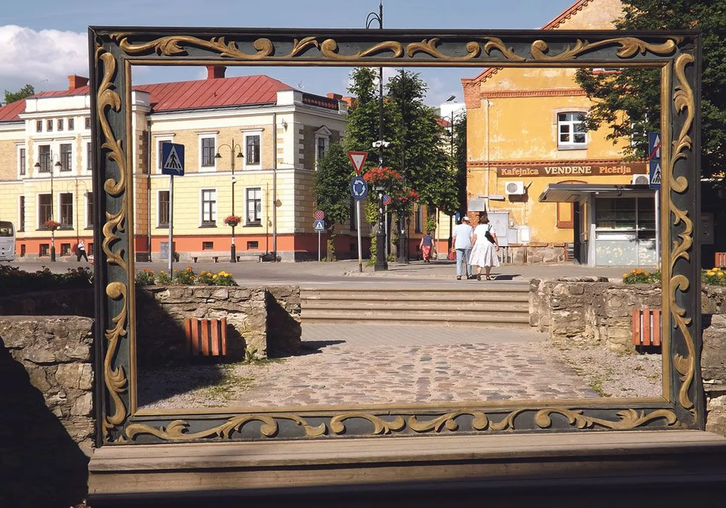 Остроумные жители Цесиса поставили на главную улицу города огромную раму. Благодаря этому каждый может сделать в ней... нет, не селфи, а по меньшей мере автопортрет. А при желании – и серию портретов центра этого милого городка.