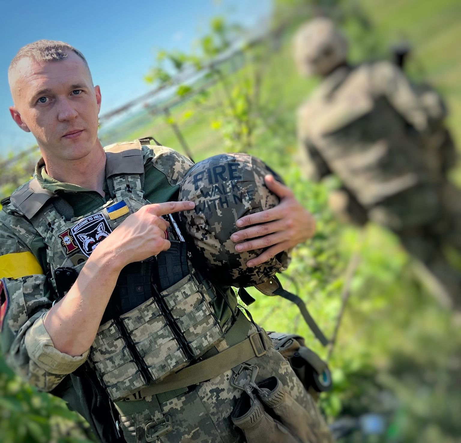 Юрий Гудыменко выходит на установку мин в районе села Прудянка, Харьковская область.