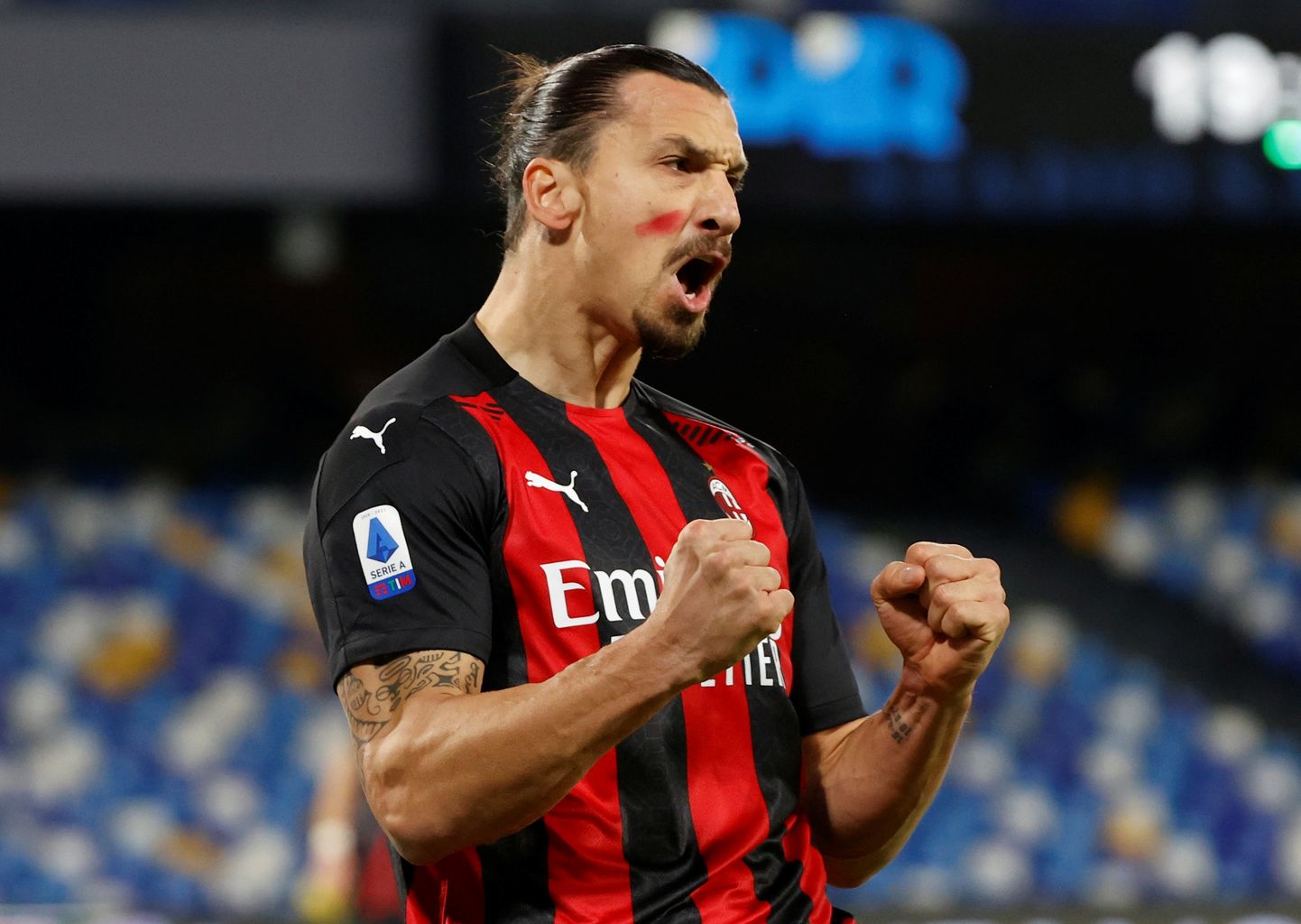 Itaalia jalgpalliklubi AC Milan megatäht Zlatan Ibrahimovic maalis möödunud nädalavahetusel toimunud matšiks põsele punase märgi  ja ütles EI naistevastasele vägivallale