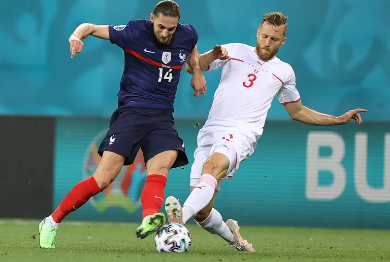 Prantsuse koondislane Adrien Rabiot' võitlemas palli pärast šveitslase Silvan Widmeriga Rumeenias Bukarestis toimunud mängus, milles võitis Šveits Prantsusmaad penaltitega 5:4