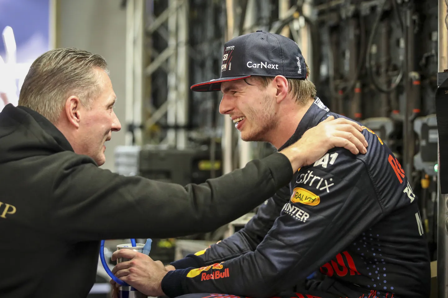 Isa Jos (vasakul) õnnitlemas Max Verstappenit.