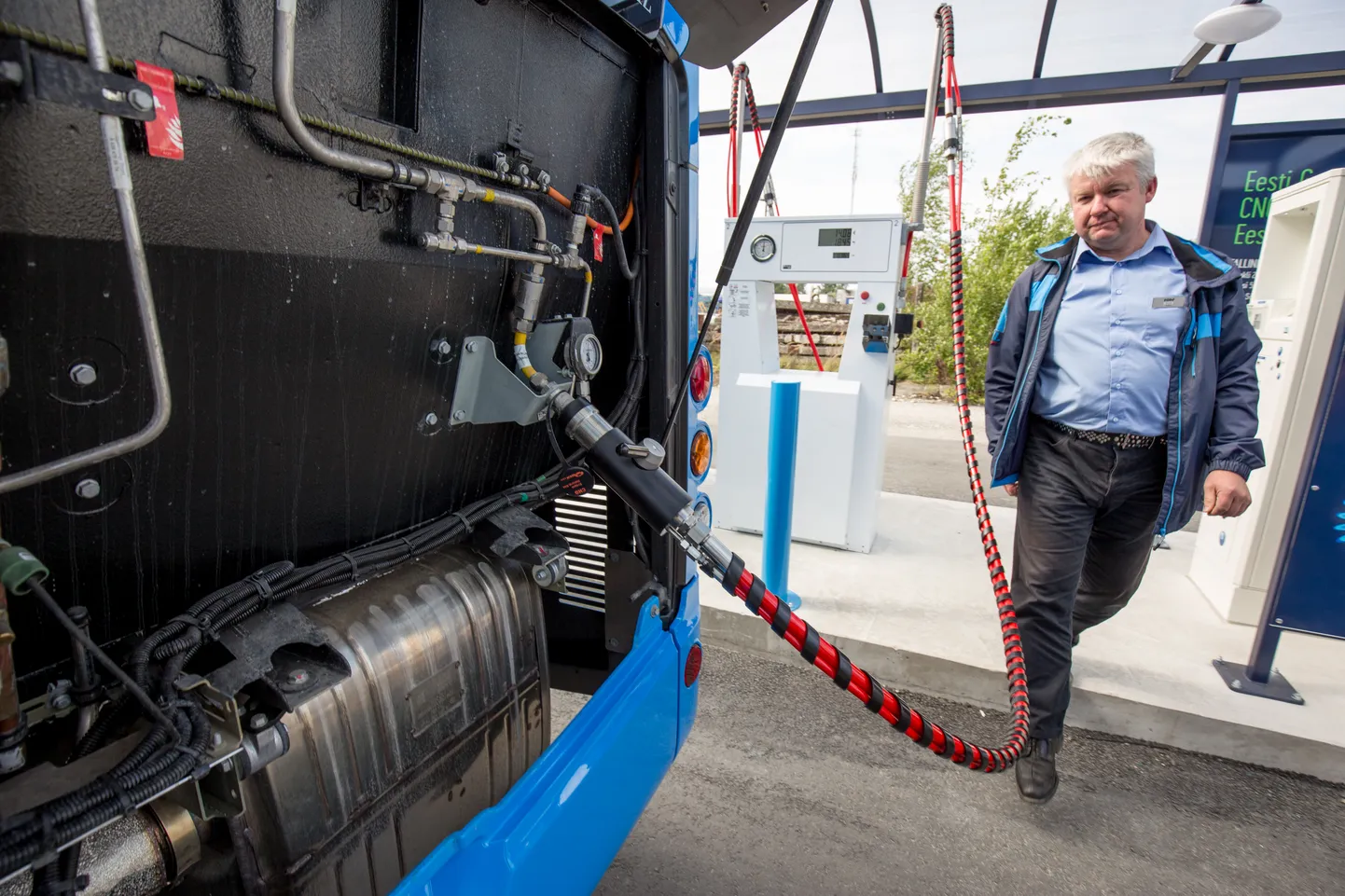 Pärnus on kaks surugaasi tanklat: Loode-Pärnu tööstusküla alguses ja Sebe bussidepoo juures Savi tänaval.