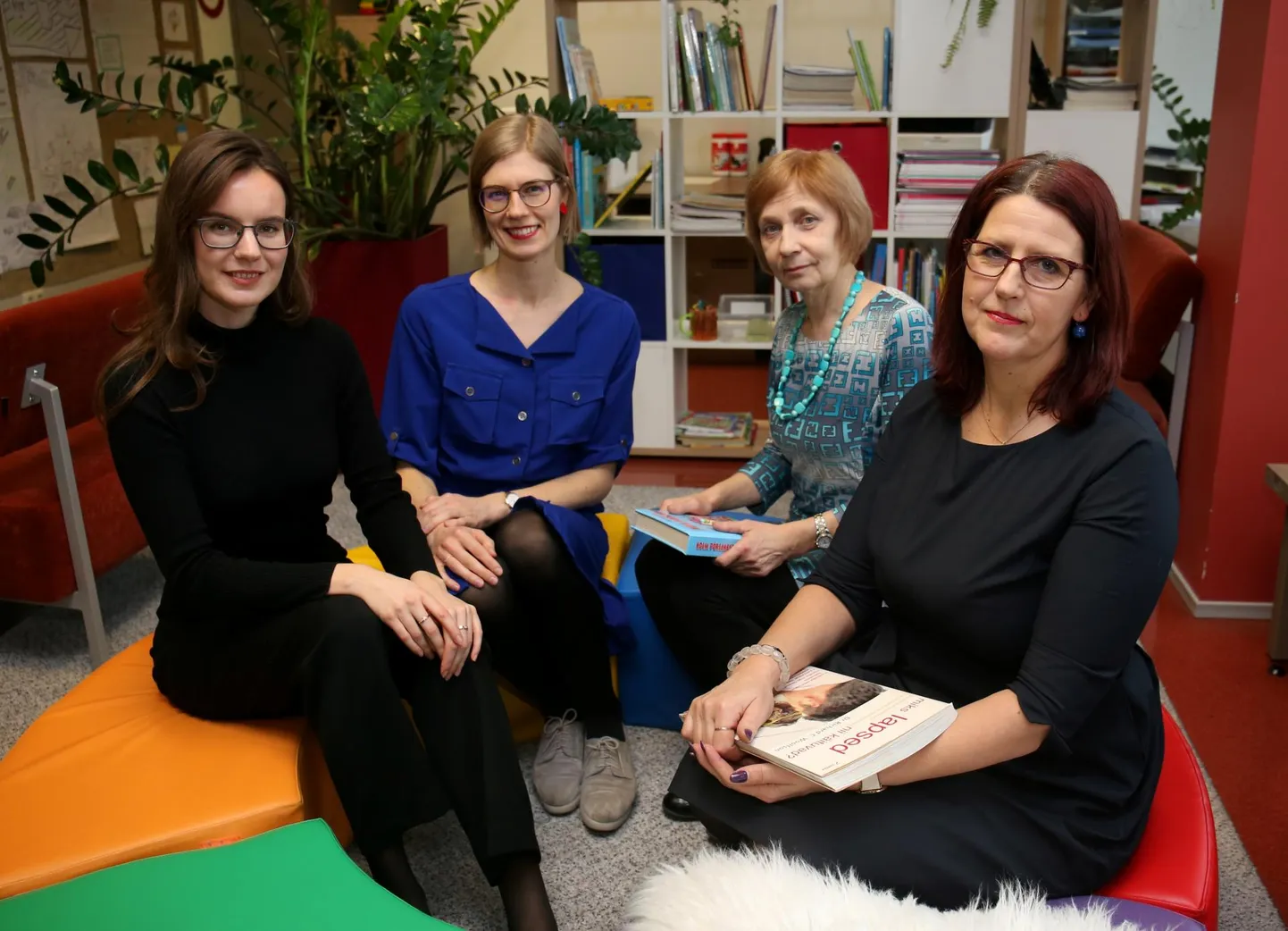 Tartu hariduse tugikeskuse lasteaiapsühholoog Maria Urbel (vasakult), logopeed Siiri Karm, logopeed Ülle Kuusik ja juhataja Annely Vősaste rõhutavad, et laps võib oma väga olulisel arenguetapil abist ilma jääda, kui tema arengusse ei panustata.
