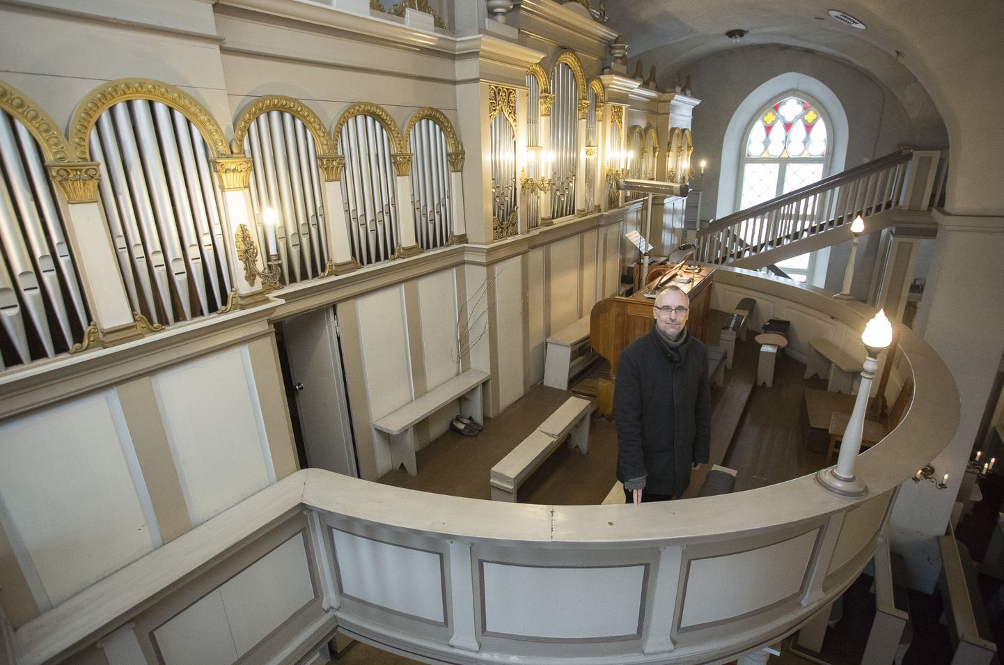 Helilooja Mart Siimer on organistina kirikutes mänginud 30 aastat. Pärast väikest pausi tundis ta soovi taas liturgiaid mängida – viimased aas tad on ta igal pühapäeval pannud kõlama Rakvere Kolmainu oreli.