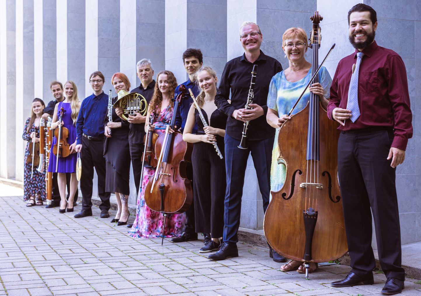 Lõuna-Eesti kammerorkester, paremal dirigent Juan José Restrepo, tema kõrval Linda Viller (kontrabass) ja Heimo Hodanjonok (klarnet) ning teised muusikud.