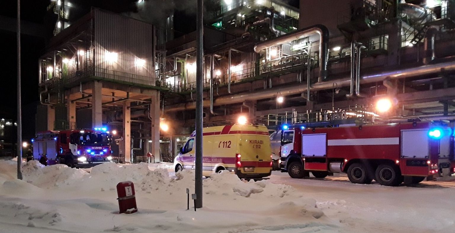 На место происшествия прибыли отряд спасателей "Eesti Energia", а также спасательные подразделения Силламяэ и Нарвы, скорая помощь и полиция.
