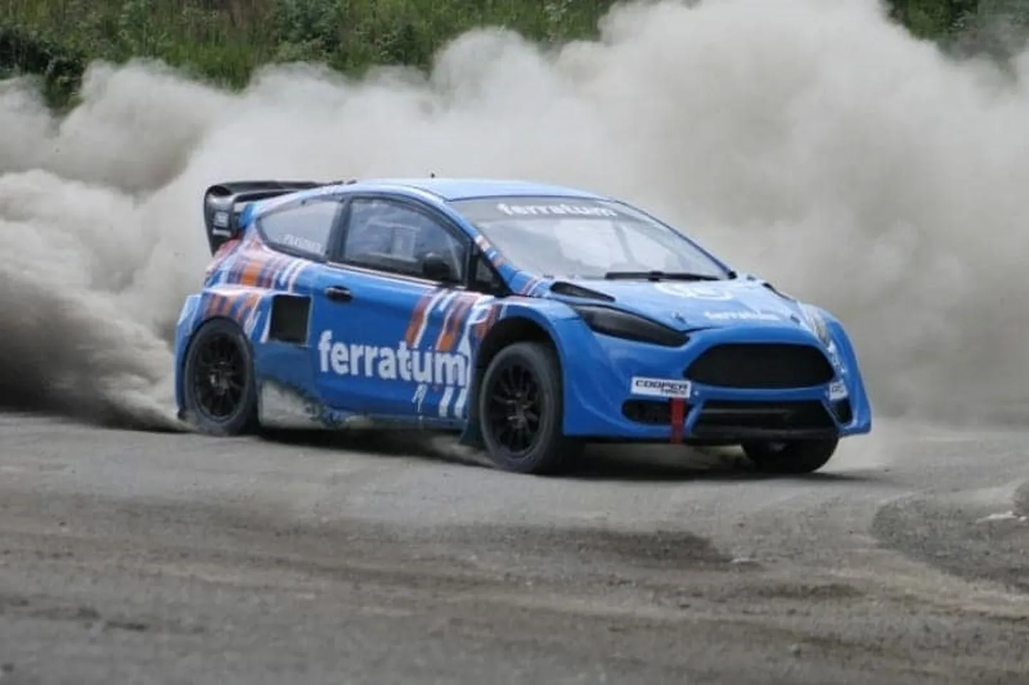 Ferratumi logoga rallikrossi auto.