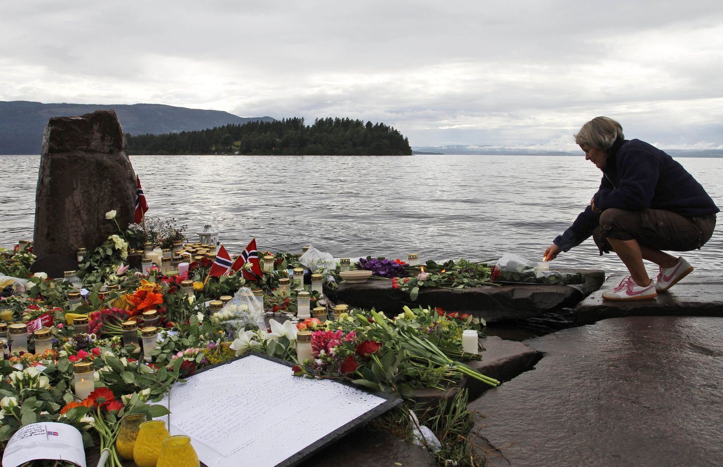Utøya saare massimõrvast ellujäänud saavad kummalisi kõnesid ja kirju