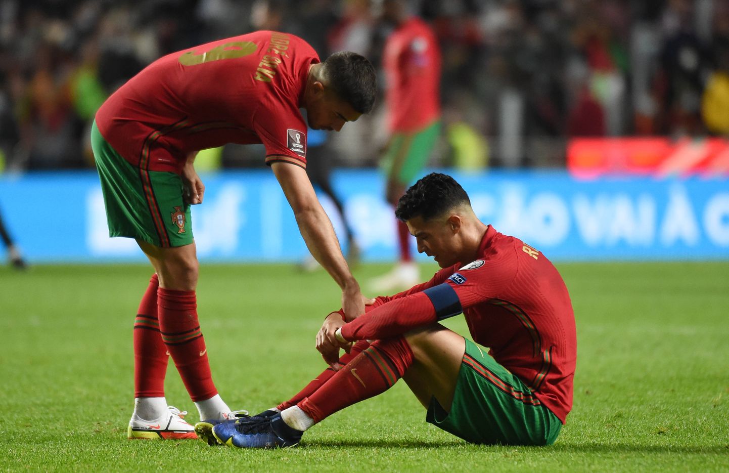 Pettunud Cristiano Ronaldo istub murul pärast Portugali koondise kaotust Serbiale ja MMi otsepiletita jäämist.