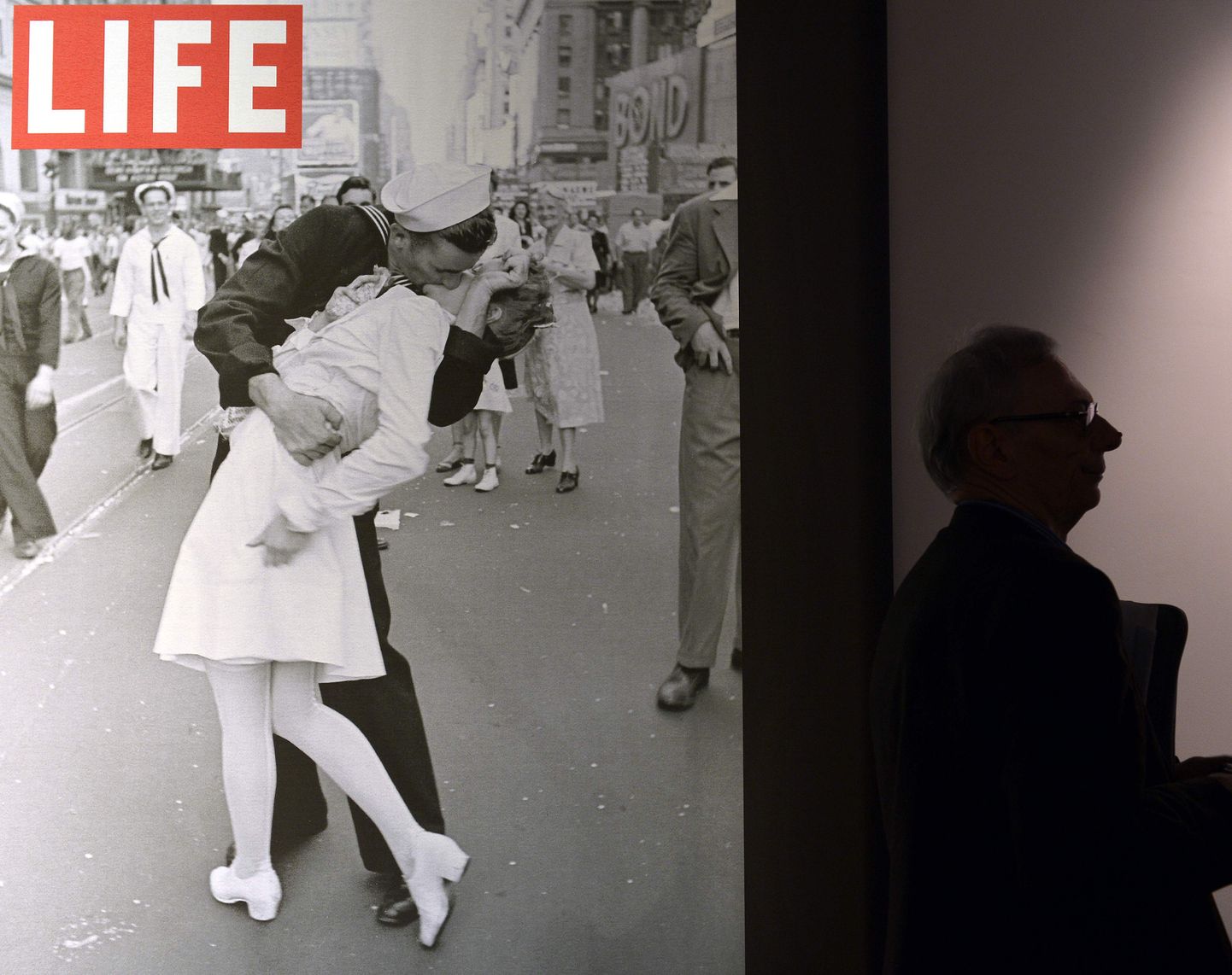 Foto Times Square`il suudlevast Greta Zimmer Friedmanist ja George Mendonsast.