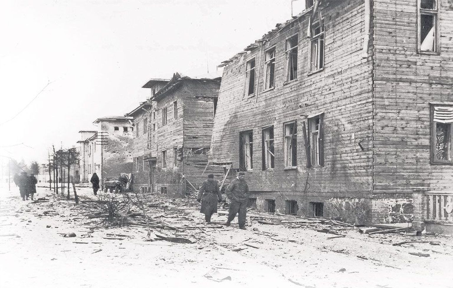 Tartu pommitamise kahjustused Taara puiesteel. 
Tänaval Saksa armee sõdurid. Tartu, 27. märts 1944.
