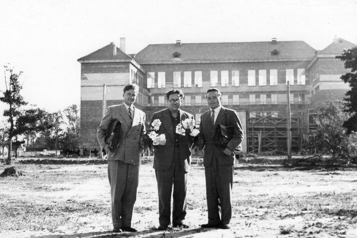 Kunagine keemia- ja geograafiaõpetaja, nüüdseks toonela teele läinud Arnold Paul (vasakult) ja kooli esimene direktor Arnold Kuhi koos kauaaegse füüsikaõpetaja Hans Solliga.