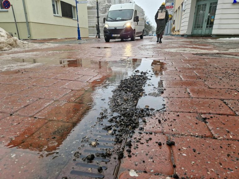 Sademeveerennid on osaliselt täidetud freesipuruga kogu tänaval, takistades muu hulgas vihmavee äravoolu.