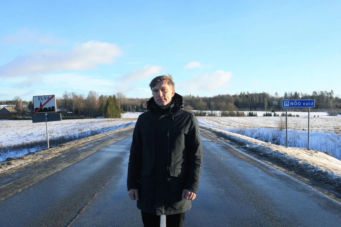 Äsja ametisse valitud Nõo vallavanem Maano Koemets seisab Uuta külas Elva ja Nõo valla piiril. Nende kahe valla muresid asub ta järgmisel neljal aastal lahendama.