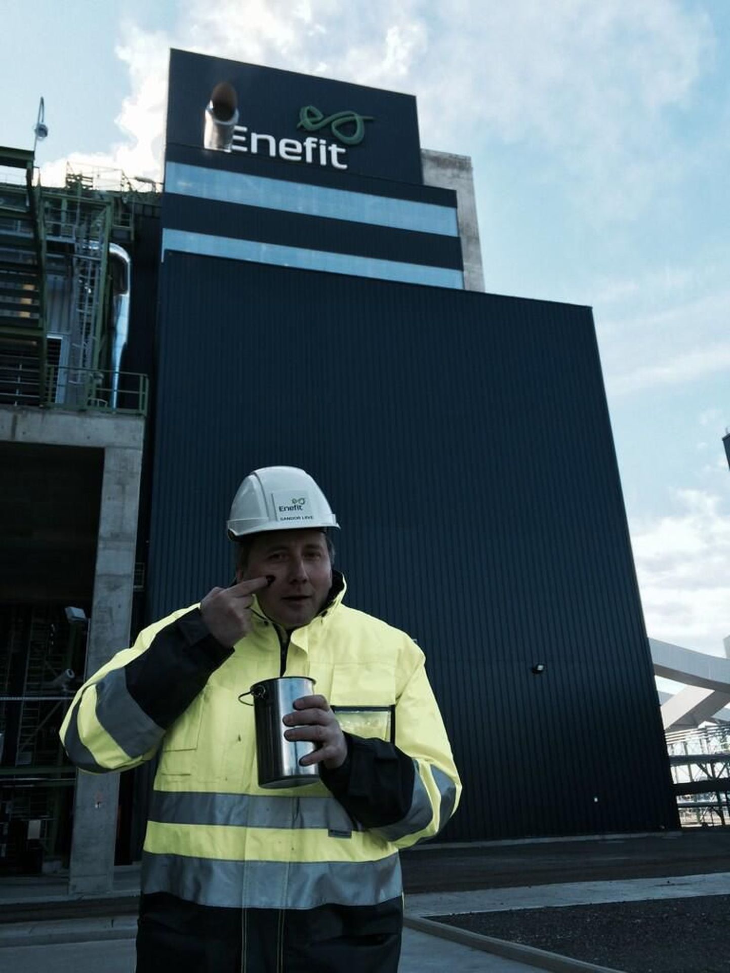 Eesti Energia juhatuse esimees Sandor Liive määrib  oma nägu õliga, tõestamaks Enefiti tehase edukat tööle hakkamist.