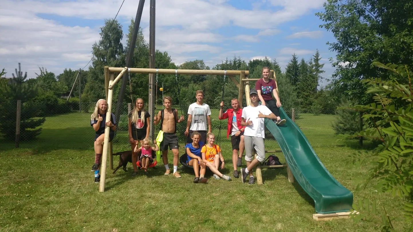 Tubli Voore 1 malevarühm Marge ja Taavi tütre Emmaga. FOTO: Taavi Tänava