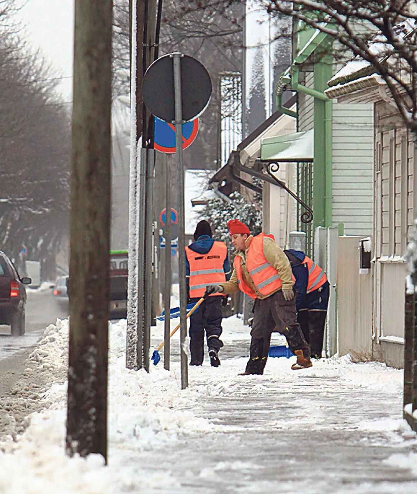 Rapla Teed hooldab talvel kõiki Pärnu teid, ent ka bussipeatusi.